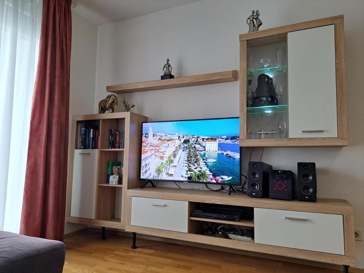 Mariposa, Apartment With Balcony, Private Parking In The Garage, Near The Biggest Shopping Center Mall Of Split Exterior photo