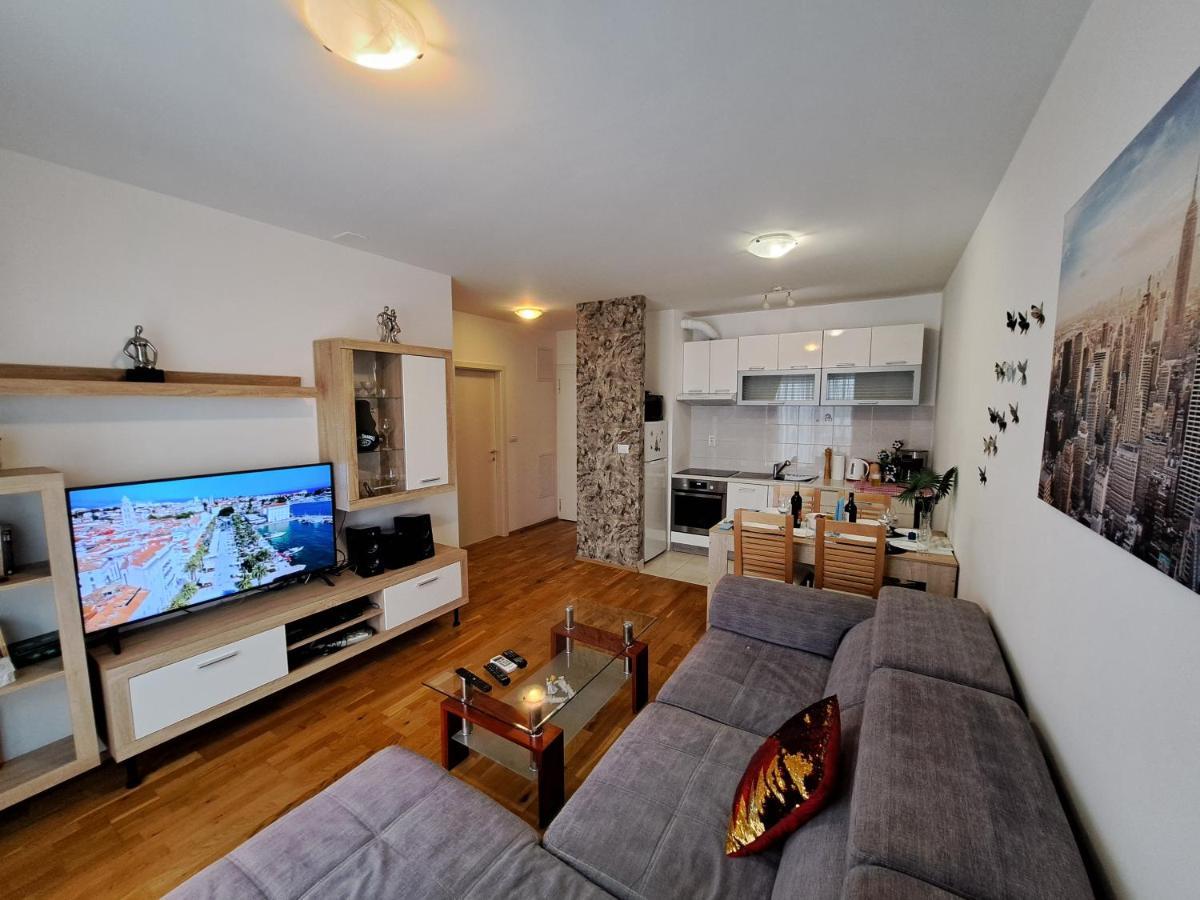 Mariposa, Apartment With Balcony, Private Parking In The Garage, Near The Biggest Shopping Center Mall Of Split Exterior photo